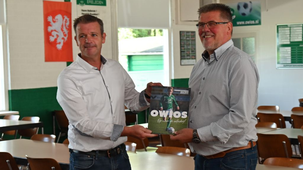 Foto: Eerste exemplaar nieuwe presentatiegids OWIOS voor Henk Winters