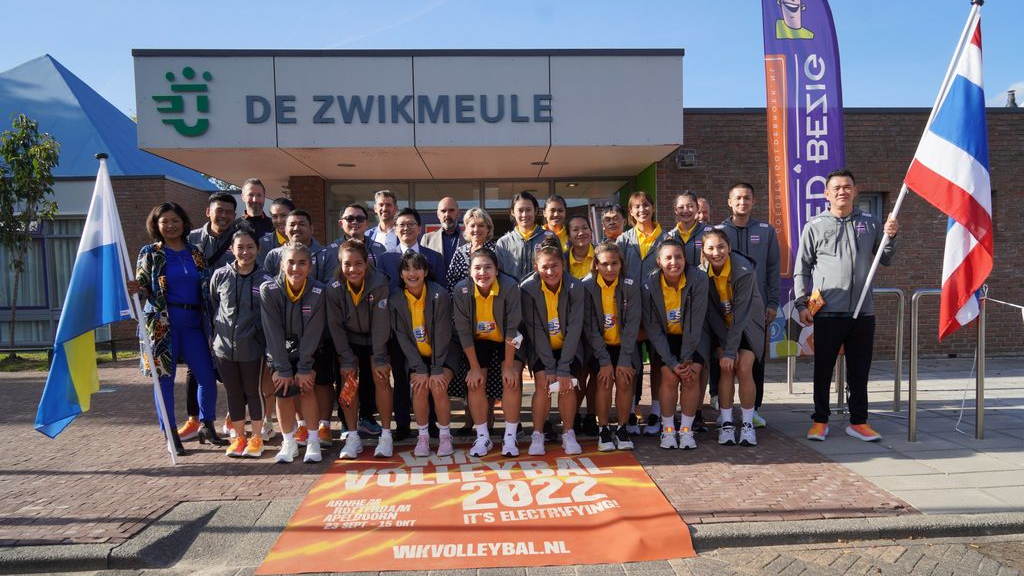 Foto: Feestelijke ontvangst Thais Volleybalteam in Oldebroek