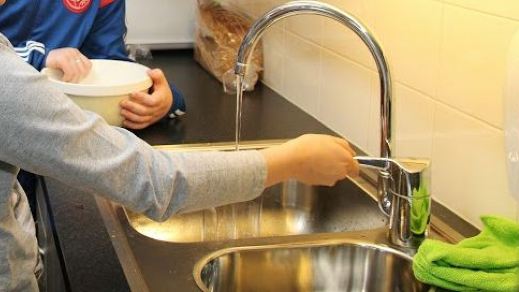 Foto: Vitens voert onderhoud uit aan de waterleiding
