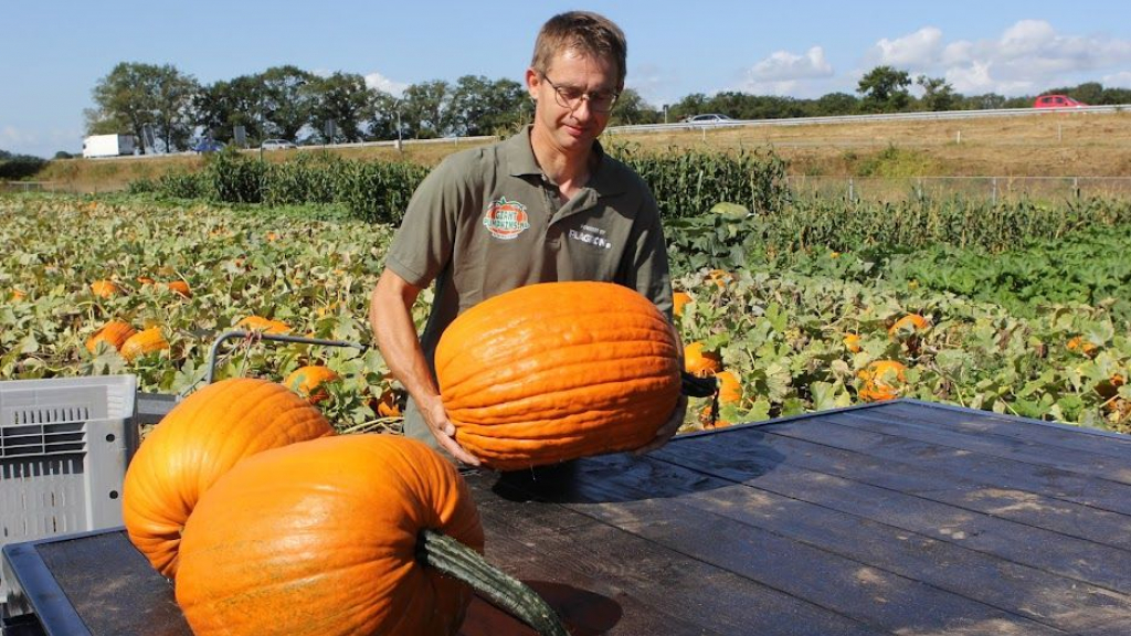 Foto: Gesprek met Gerjan Puttenstein van Giantpumpkin nl over de pompoenweging op 24 september