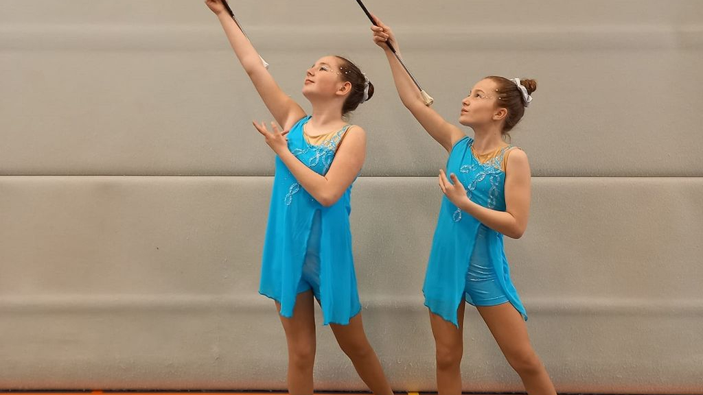 Foto: Twirlvereniging Majofique uit Wezep behaalt zes podiumplekken op eigen wedstrijd