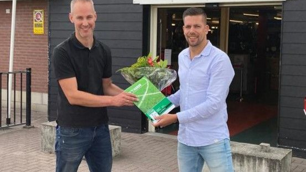 Foto: Nieuwe bordsponsor bij S.V. ’t Harde