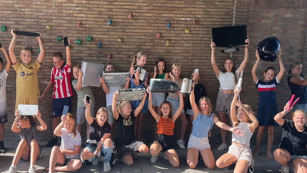 Foto: Groep 8 van cbs De Rank in de startblokken voor de E-Waste race!