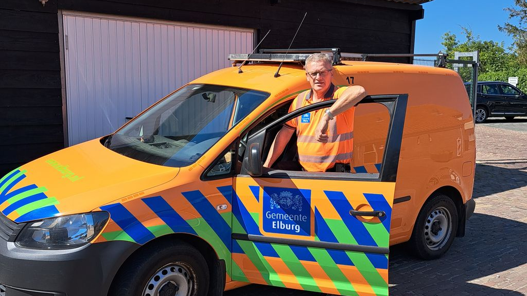 Foto: Medewerker buitendienst in beeld: over onkruid