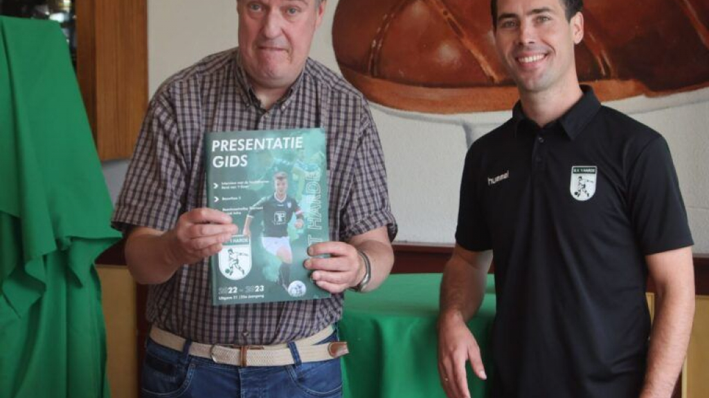 Foto: Uitreiking presentatiegids S.V. ’t Harde aan Albert van Dijk