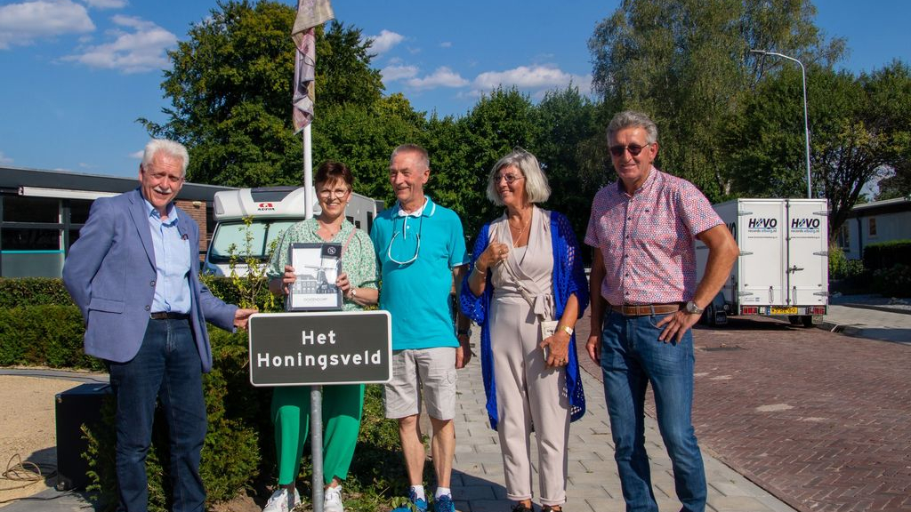 Foto: Nieuwe plein Oostendorp heet  Het Honingsveld