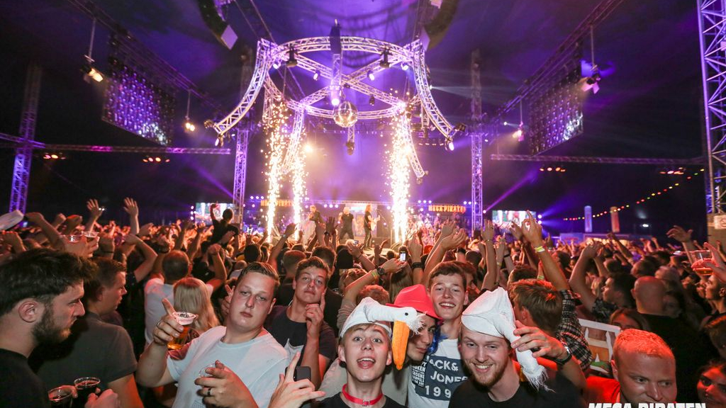 Foto: Samen zingen, samen lachen, samen drinken tijdens Mega Piraten Festijn Oldebroek