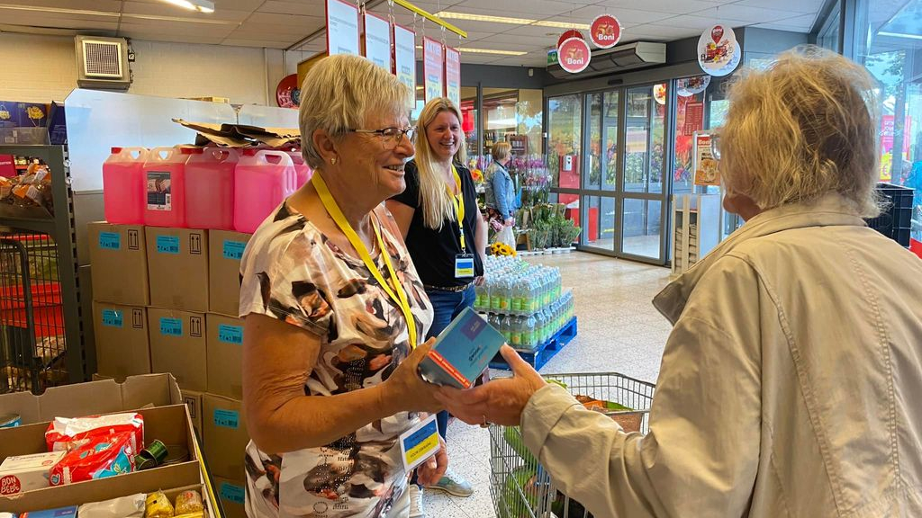 Foto: Voedselinzamelactie voor Oekraine bij alle vier supermarkten in Wezep