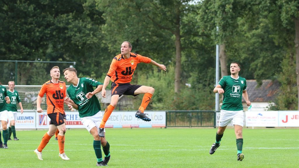 Foto: DSV laat weinig zien tegen 't Harde: 3-0 nederaag
