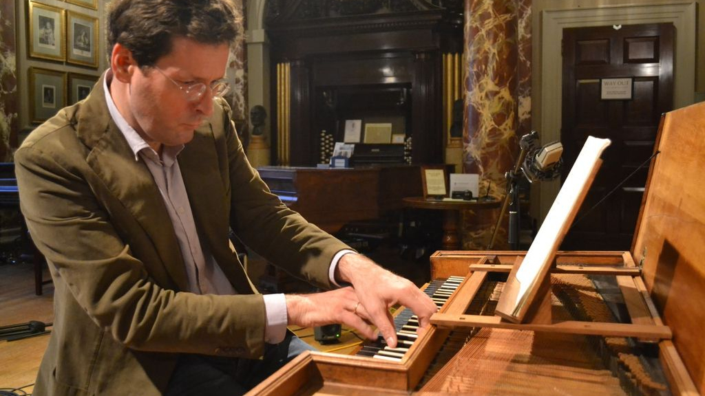 Foto: Menno van Delft op clavichord in Dijkpoort Hattem