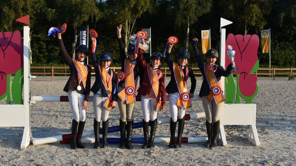 Foto: Jong ponyteam Heuvelruiters wint goud op Hippiade