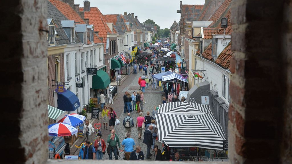 Foto: Gezellige braderie en muziek tijdens Elburger Vestingdag
