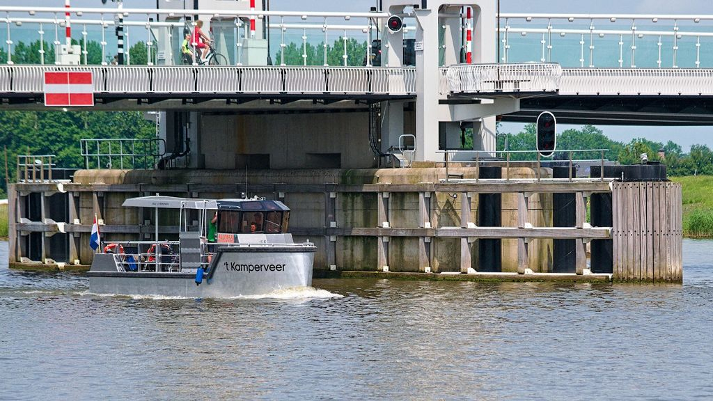 Foto: t Kamperveer in de vaart tijdens laatste twee Kamper Ui(t)dagen