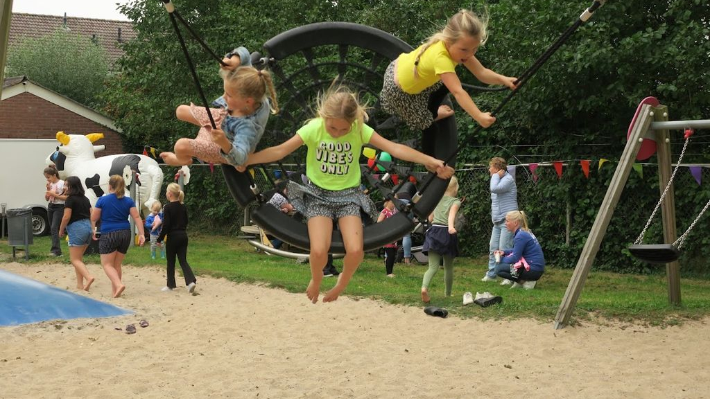 Foto: Kinderdisco bij speeltuin Op de wip