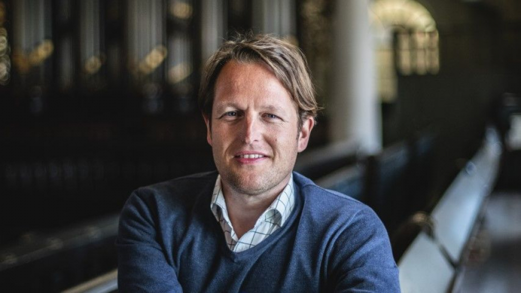 Foto: Tymen Jan Bronda bespeelt het historische Quellhorst-orgel in de Grote of Sint Nicolaaskerk