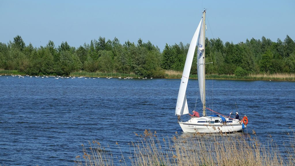 Foto: Droogte dreigt, weer water naar het Veluwemeer gepompt