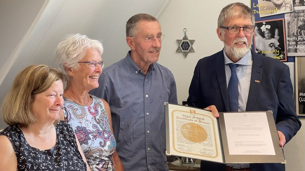 Foto: Sjoel ontvangt Yad Vashem-penning van Elburger familie Westerink