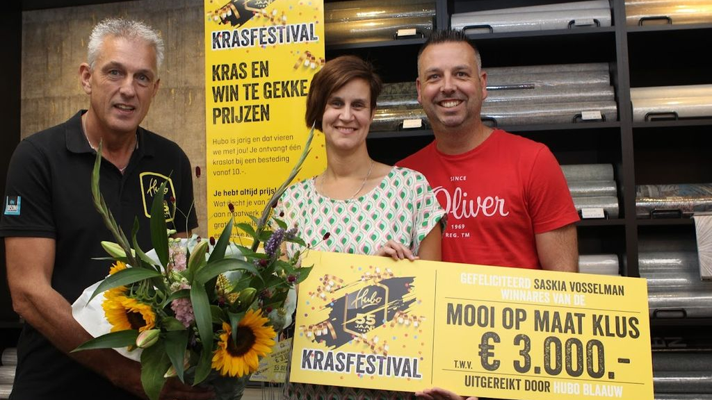 Foto: ‘Mooi Op Maat Klus’ cheque voor Saskia en Gert Vosselman
