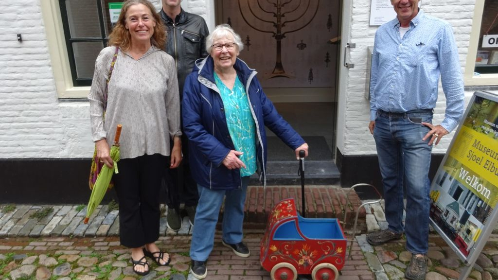 Foto: Unieke schenking poppenwagentje aan Sjoel Elburg door familie Stoffels