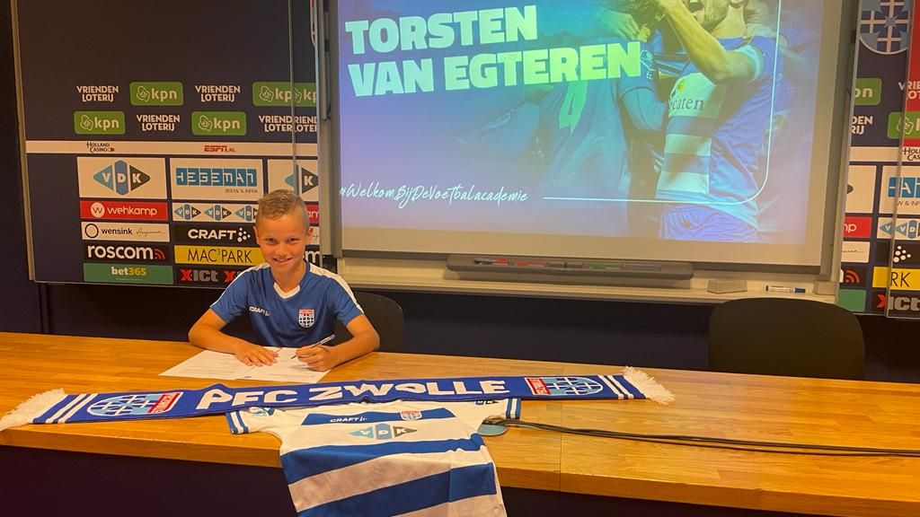 Foto: Van Egteren verruilt het groene shirt voor het shirt van PEC Zwolle