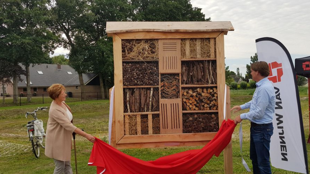 Foto: Van Wijnen plaatst insectenhotels in nieuwbouwwijk De Dijkjes