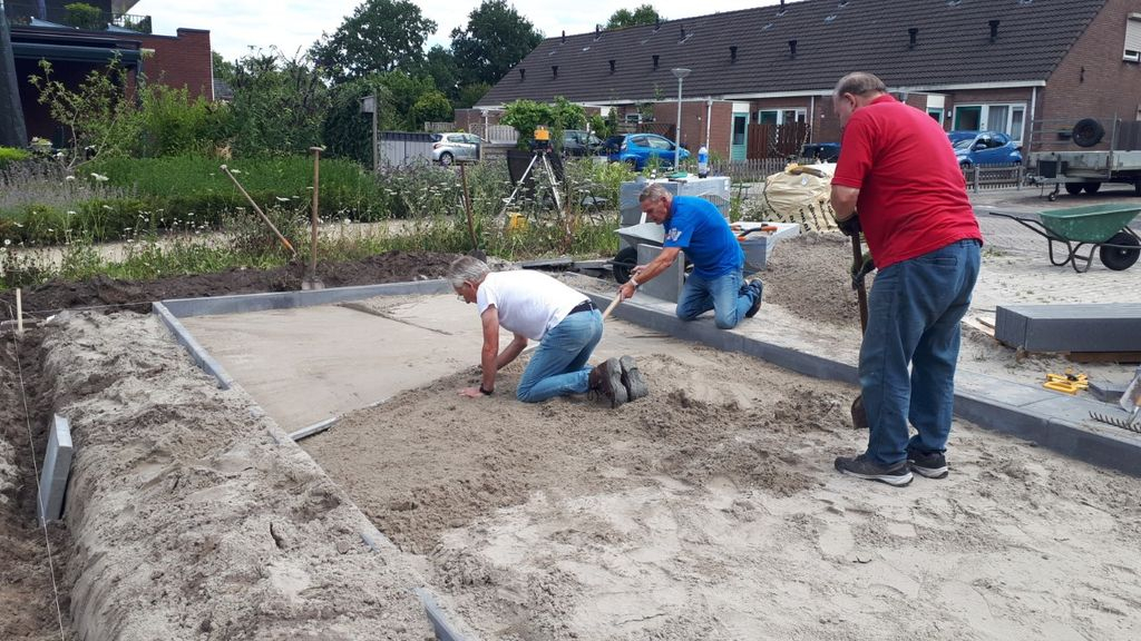 Foto: Heikamp Veste maakt zelf jeu de boules baan