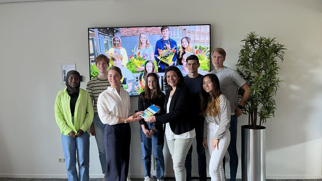 Foto: Jeugdbestuur presenteert met trots eerste jeugdbestuursagenda