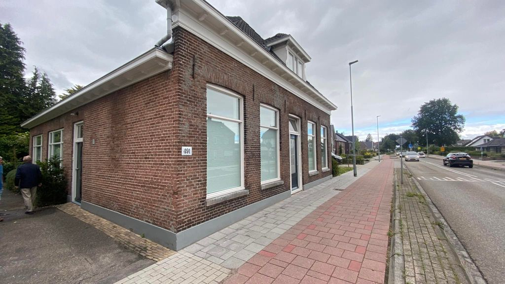 Foto: Doeke Post over de geschiedenis van een aantal dokterswoningen in de gemeente Oldebroek