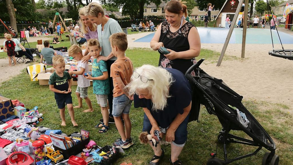 Foto: Kleedjesmarkt brengt €603,18 op voor speeltuin Op de wip