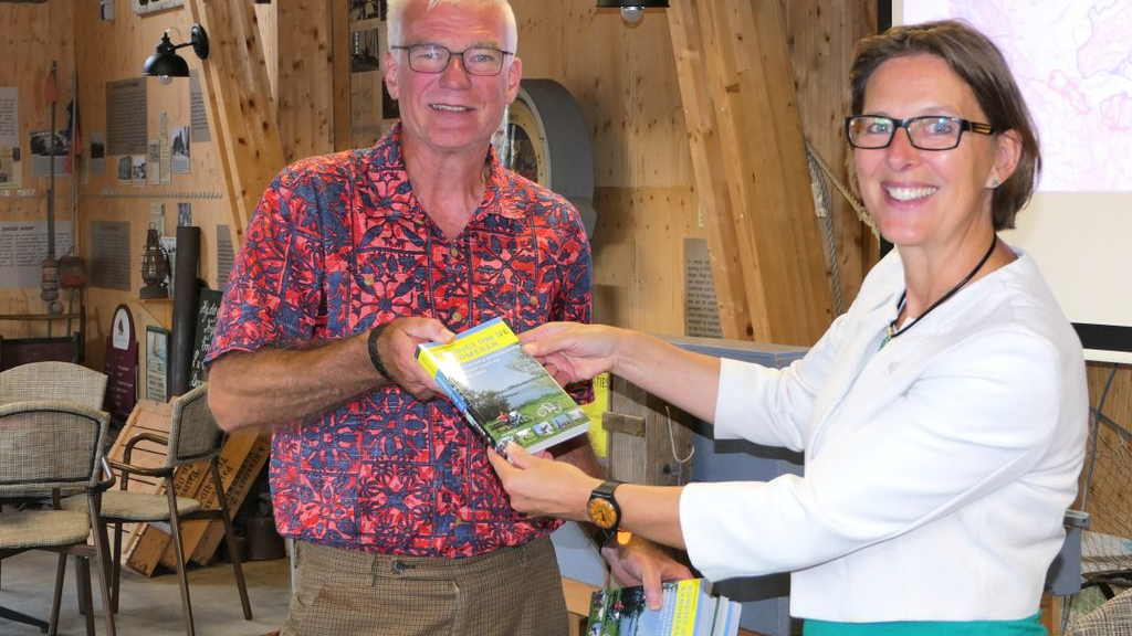Foto: Overhandiging 1e exemplaar van gids ‘Rondjes om de Randmeren’