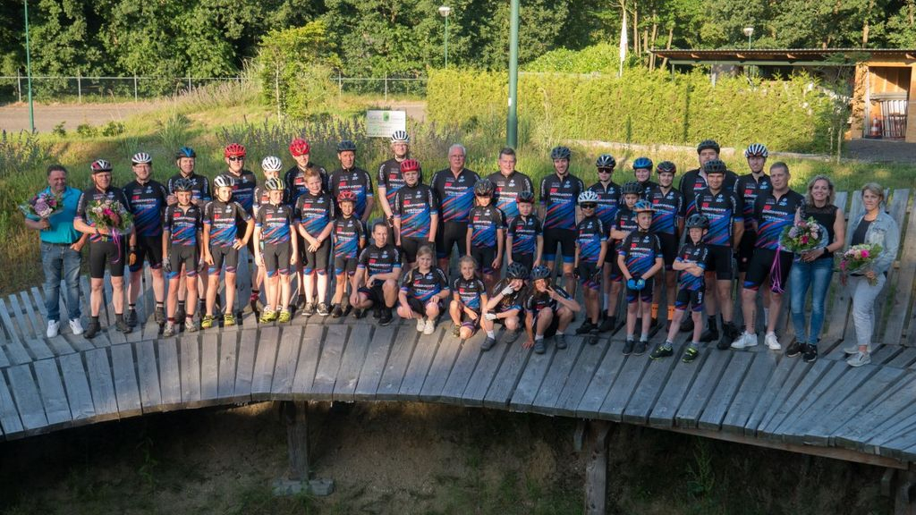 Foto: Nieuwe clubkleding ATB Vereniging Oldebroek