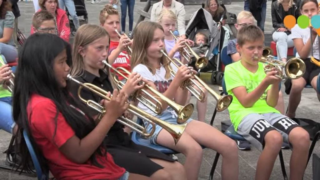 Foto: Zomerfeest met muziek maken op CNS De Regenboog in Oldebroek