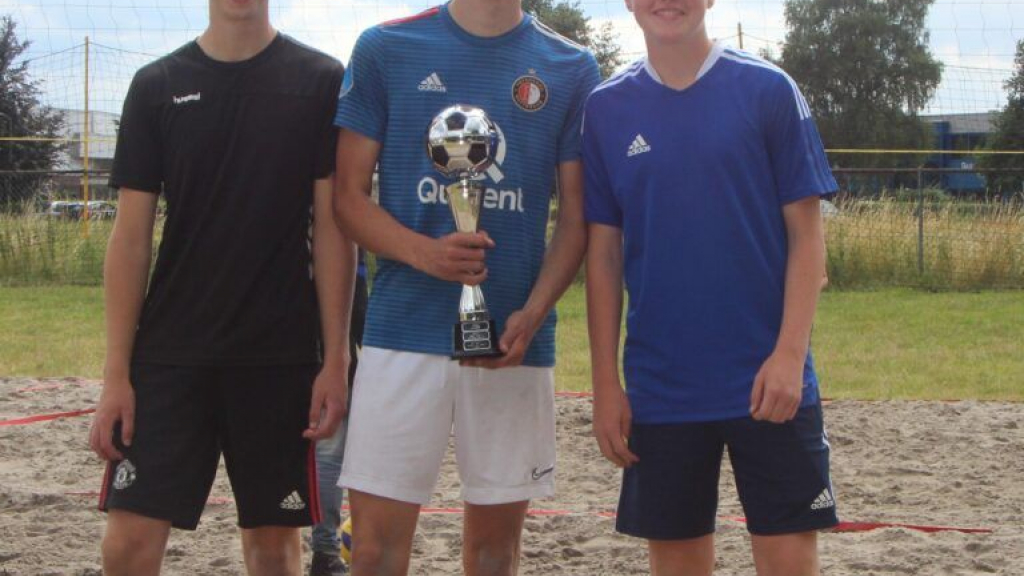Foto: Naamloos en de Droeftoeters winnen Smink infra beach (voet)volleybal toernooi