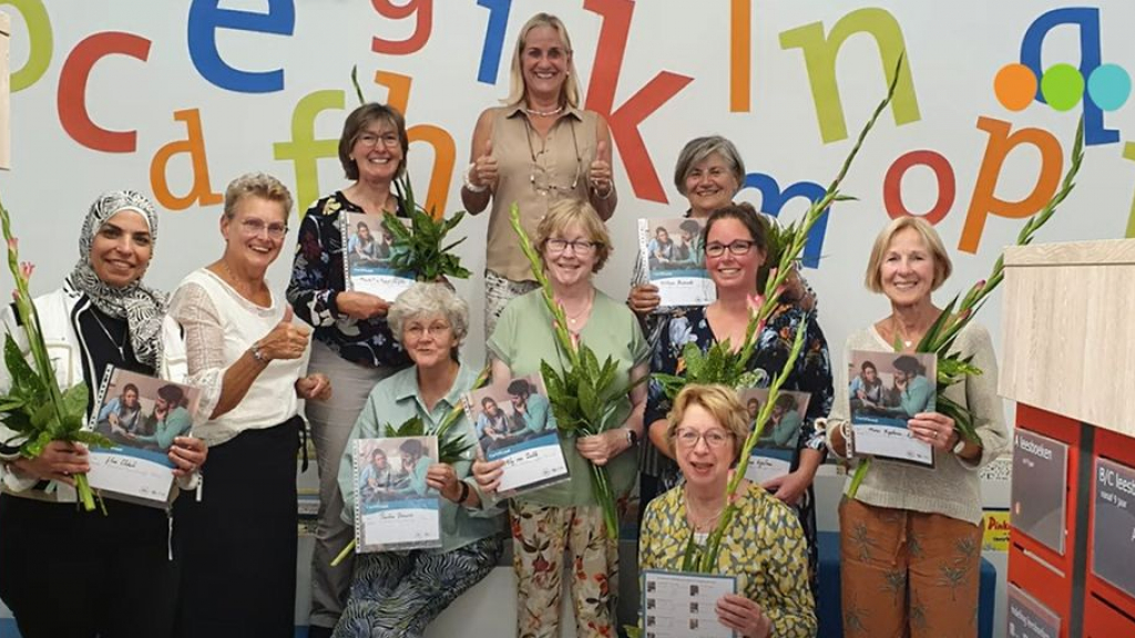 Foto: Nieuwe taalvrijwilligers ontvangen certificaat