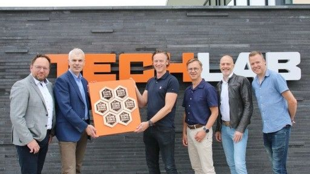 Foto: Basisscholen De Akker uit Oldebroek en Nuborgh College tekenen voor gebruik TechLab
