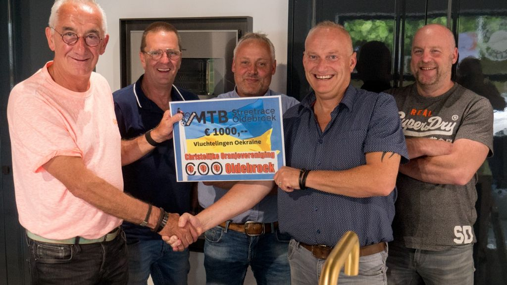 Foto: St. MTB Streetrace en Chr. Oranjevereniging Oldebroek schenken donatie aan actie Oekraïne