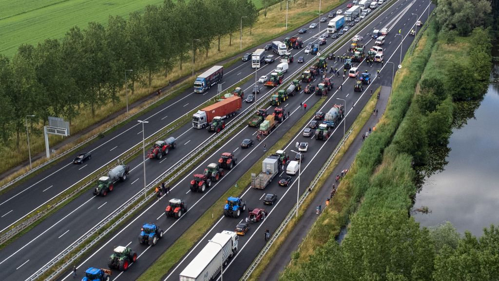 Foto: Verkeer vast op A28 wegens boerenprotest