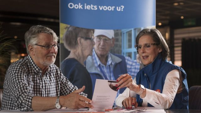 Foto: De OV-ambassadeurs helpen u graag op weg!