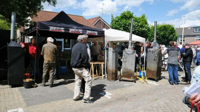 Foto: Palingrookwedstrijd en vrijmarkt op ‘t Noorden