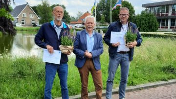 Foto: Kersverse tuincoaches Elburg helpen inwoners met tuinvragen