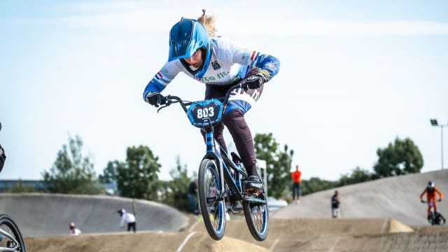 Foto: Doornspijkse Celia Visch behaalt eerste Junior Women finale BMX vanaf 8-meter heuvel