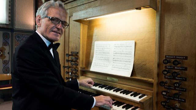 Foto: De bekende organist Piet van der Steen speelt in het Orgelmuseum