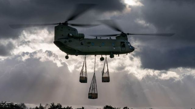 Foto: 'Rot op van mijn land', denkt Annelies als er wéér een helikopter overvliegt