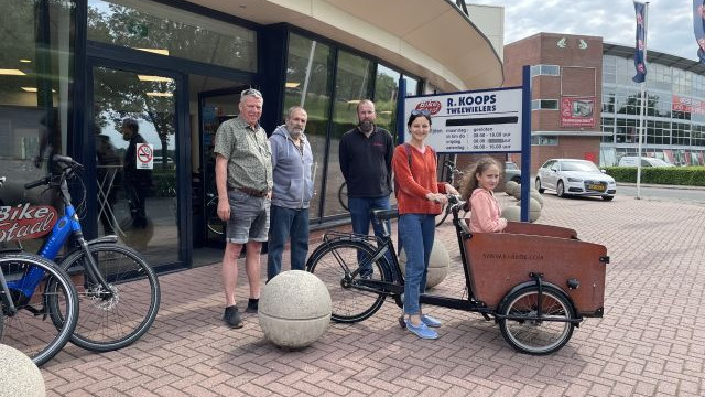 Foto: Speciale fiets voor Anastasia en haar dochter Daria