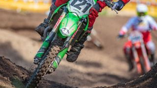 Foto: Motorcrosser Mitchel van de Essenburg op de weg terug