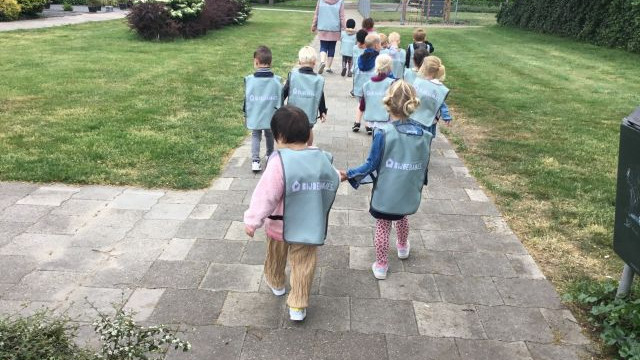 Foto: Peuters aan de wandel in Elburg en Oldebroek