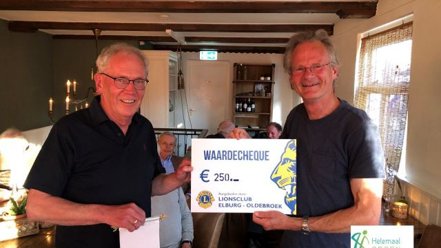 Foto: Uitreiking waardecheque door Lionsclub aan de Stichting HelemaalGroen