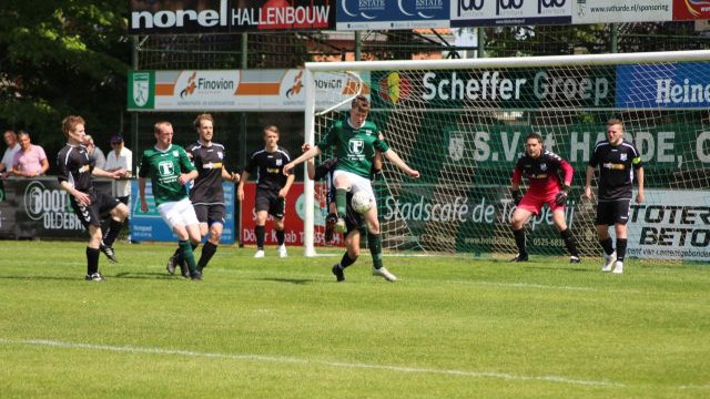 Foto: Winst S.V. 't Harde tegen nummer 2 VHK