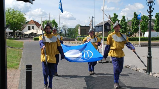Foto: Blauwe vlag uitgereikt in Elburg