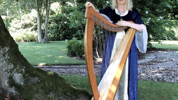 Foto: Tuinconcert folkharpist Regina Ederveen